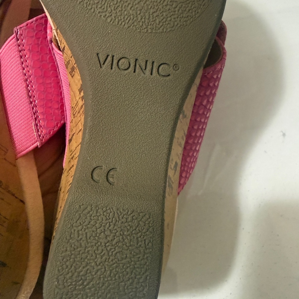 Vionic Women's Fuchsia Textured Mules in excellent conditions - Picture 12 of 16